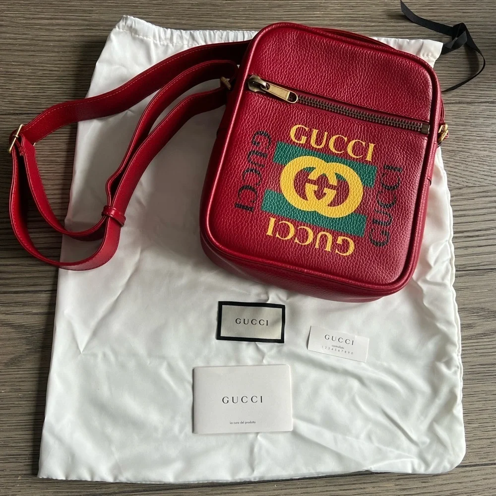 GUCCI Logo Print Leather Grained Calfskin Logo Messenger Bag Hibiscus Red